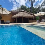 Fm Luxury Villa Arquitectura Tipo Yakarta Con Playa Artificial Y Cinema Al Aire Libre