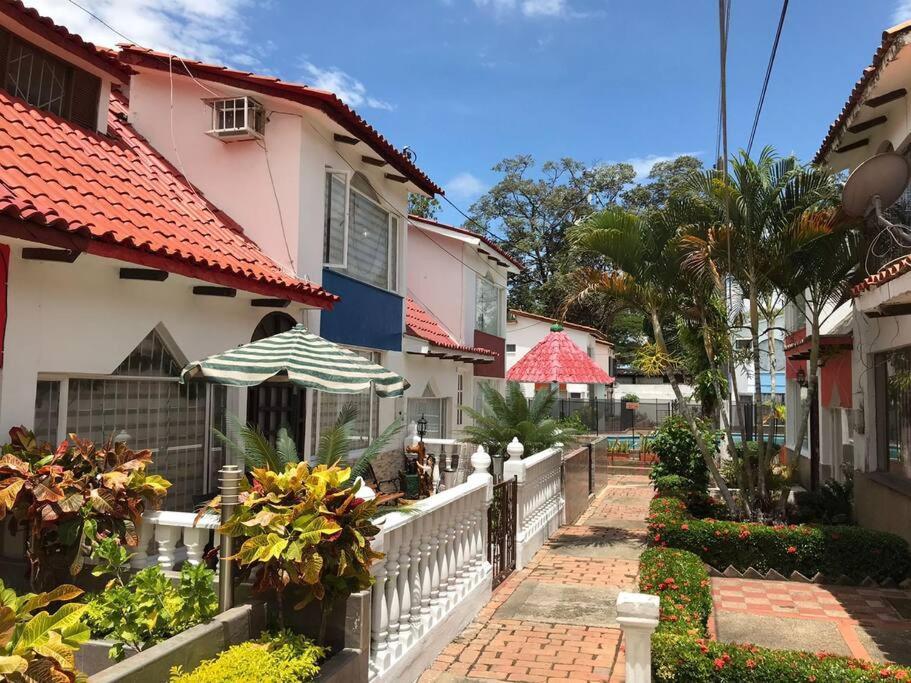 Casa Comoda, Bien Ubicada En Conjunto Con Piscina Сasa de vacaciones *