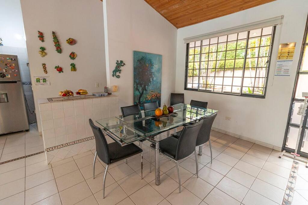 Amazing House Private Swimming Pool & Air Conditioner Villa Melgar
