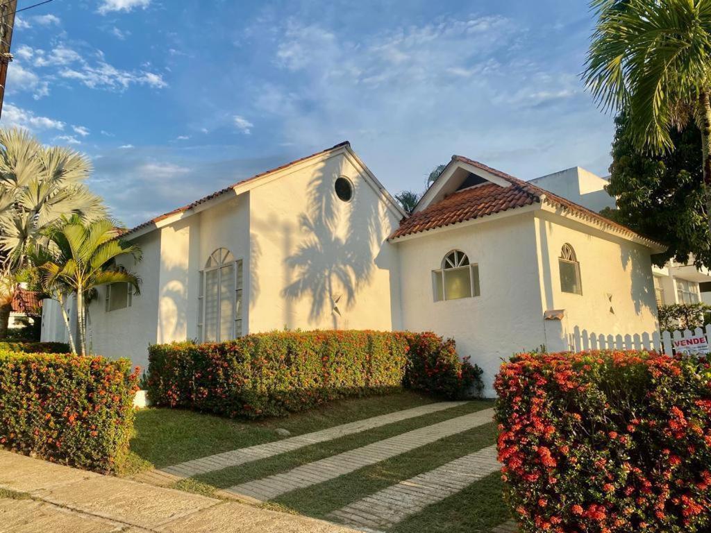 Casa En Condominio La Hacienda Con Piscina * Melgar