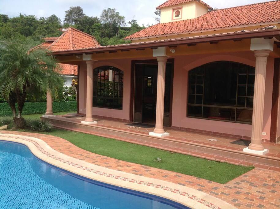 Villa Casa Quinta Con Piscina Privada - Luxury Melgar