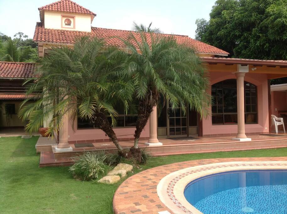 Villa Casa Quinta Con Piscina Privada - Luxury Melgar
