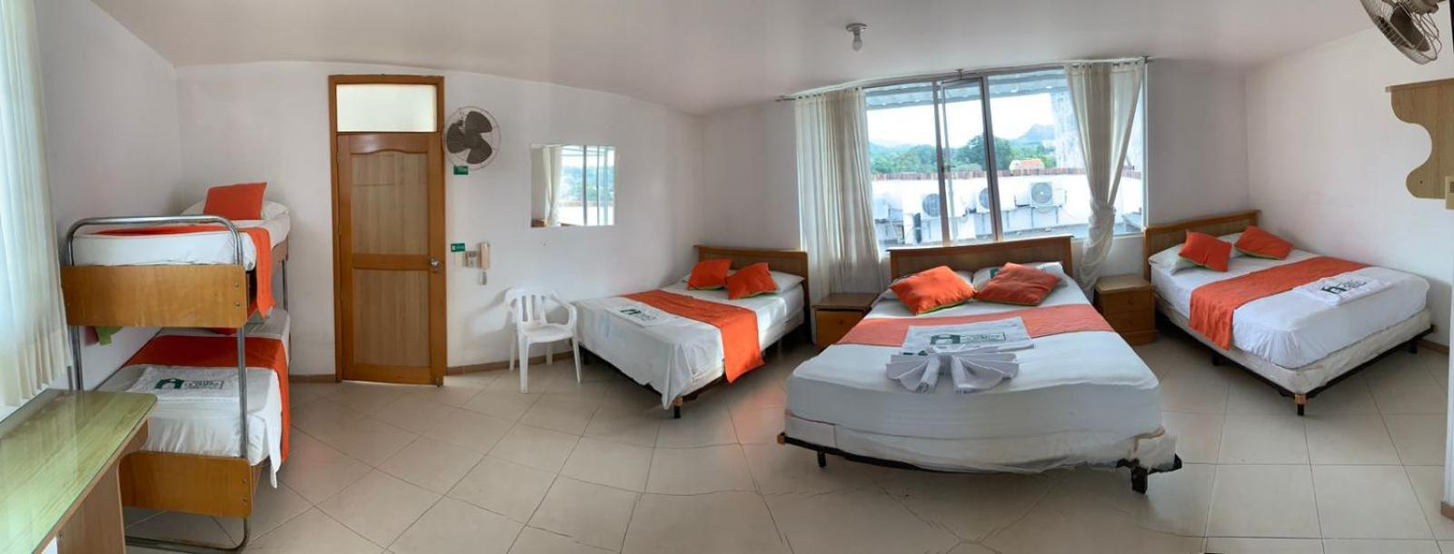 Hotel Leones