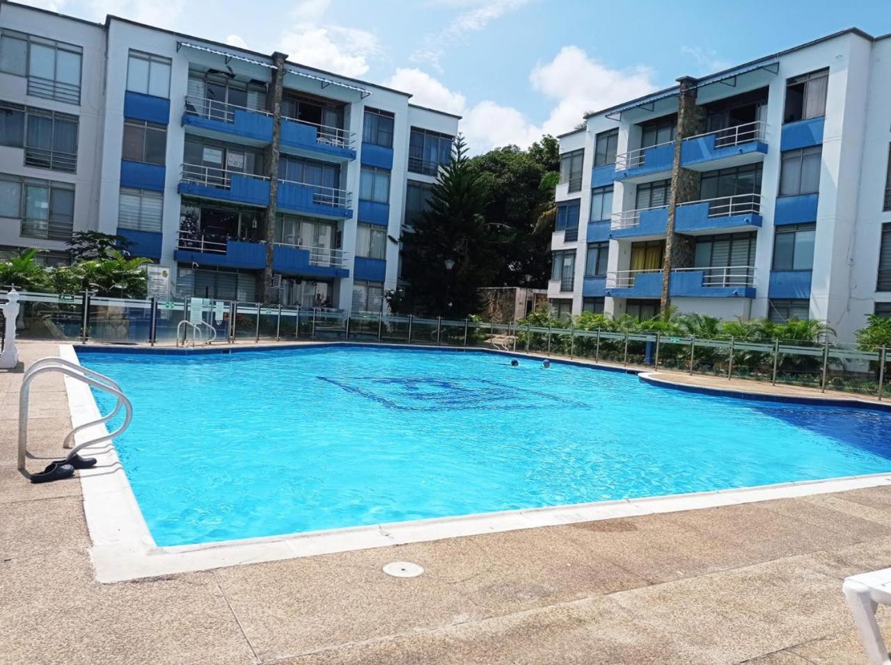 Familiar Con Piscina Ac Melgar