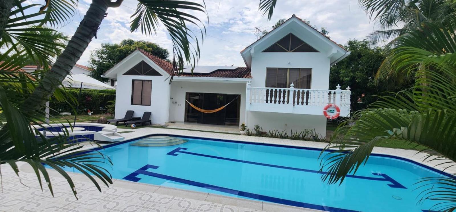 Casa Con Piscina Privada Melgar