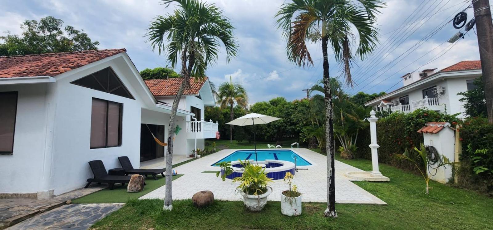 Casa Con Piscina Privada * Melgar